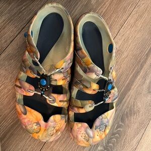 Mion Clog Sandals with Unique Pattern